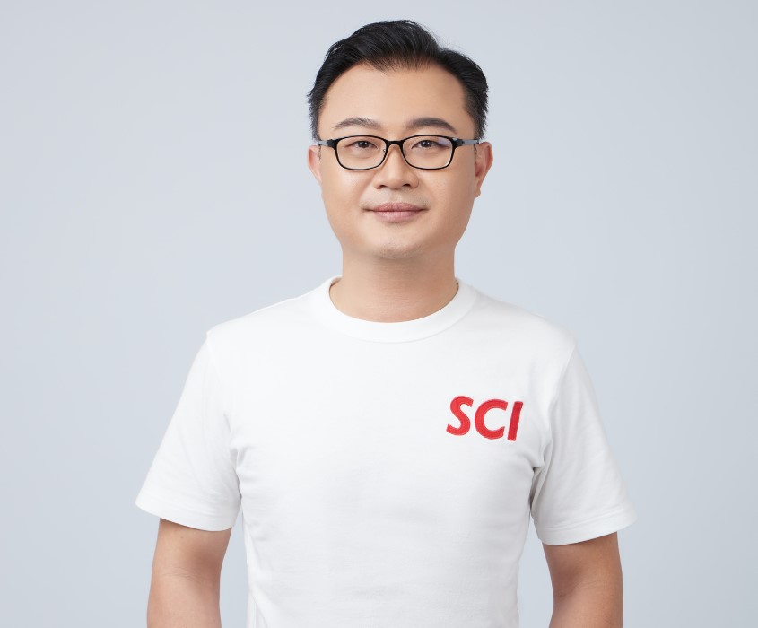 Person wearing a white T-shirt with 'SCI' text