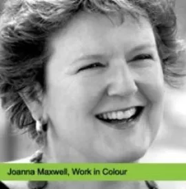 微笑的女子，名為 Joanna Maxwell，背景模糊。
