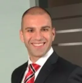 穿西裝的人士微笑著面對鏡頭