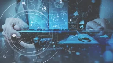 一個人使用筆記型電腦，螢幕上顯示數據與圖表