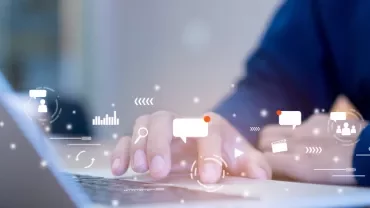 手在筆記本電腦鍵盤上打字，旁邊有數位圖標