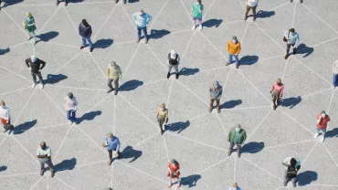 廣場上人群分散站立，形成幾何圖案。