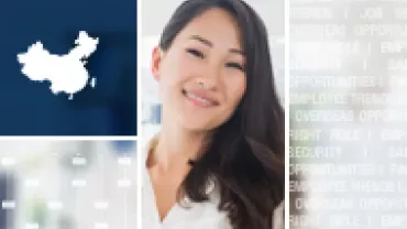 女子微笑著面對鏡頭，中國地圖在旁