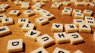 字母拼字遊戲磚散落在桌子上。