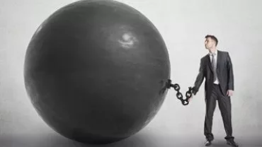 一個人在拉著一個大鐵球