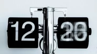 復古翻頁時鐘顯示時間12:20