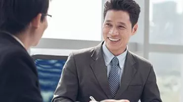 兩人在明亮的辦公室中交談