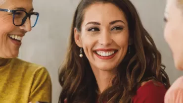 三個人在聊天並微笑。