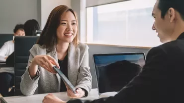 一對專業人士正在辦公室中進行會議