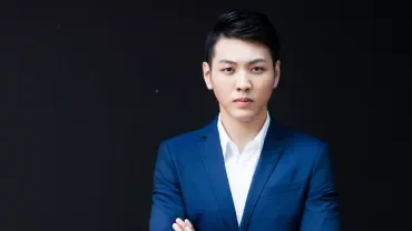 一位穿著藍色西裝的專業人士。