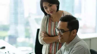 兩人正在辦公室查看電腦屏幕