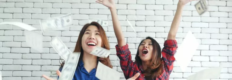 兩人在拋灑鈔票中感受歡樂。
