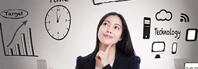 思考商業概念的年輕專業人士拿著粉紅文件夾站在背景中。