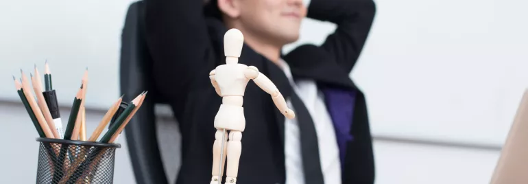 辦公桌上的木製人偶和放鬆的人