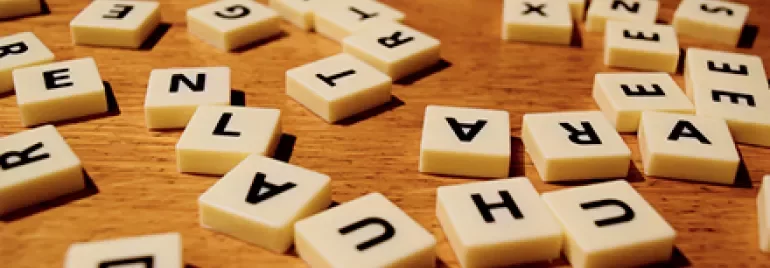 字母拼字遊戲磚散落在桌子上。
