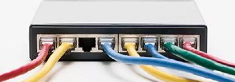 五根彩色電纜連接到網絡交換機。