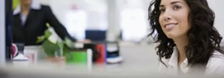 微笑的坐在辦公室裡的專業人士。