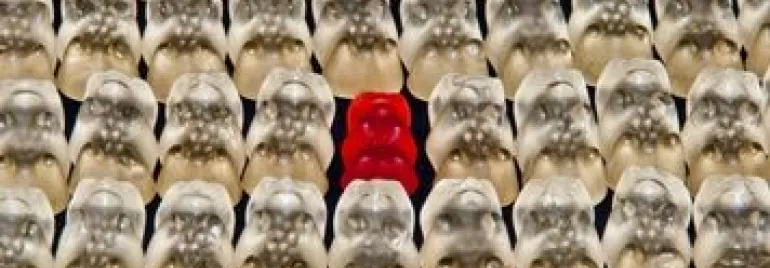 一批透明糖果中有一個紅色的糖果。
