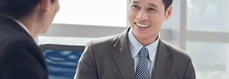 兩人在明亮的辦公室中交談