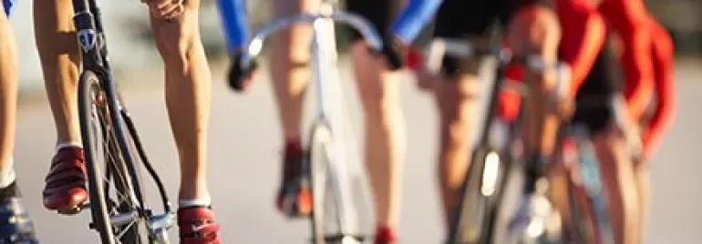 多名騎自行車的人一起競速