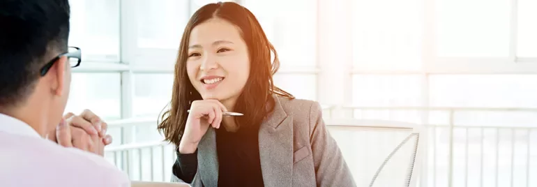 兩人在明亮的辦公室裡交談