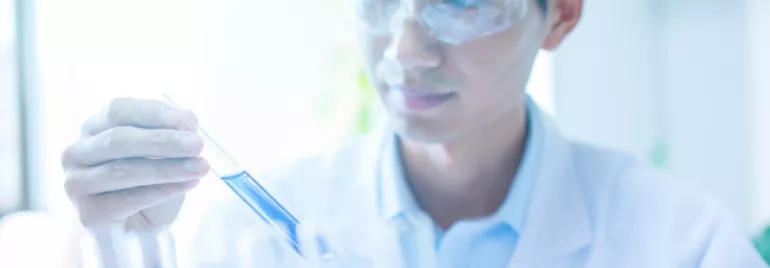 科學家手持試管進行實驗