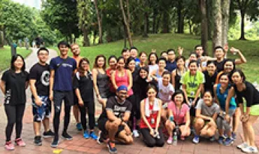 一群人在公園裡合影。