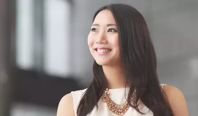 一個人在微笑，背景模糊焦點
