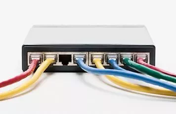 五根彩色電纜連接到網絡交換機。