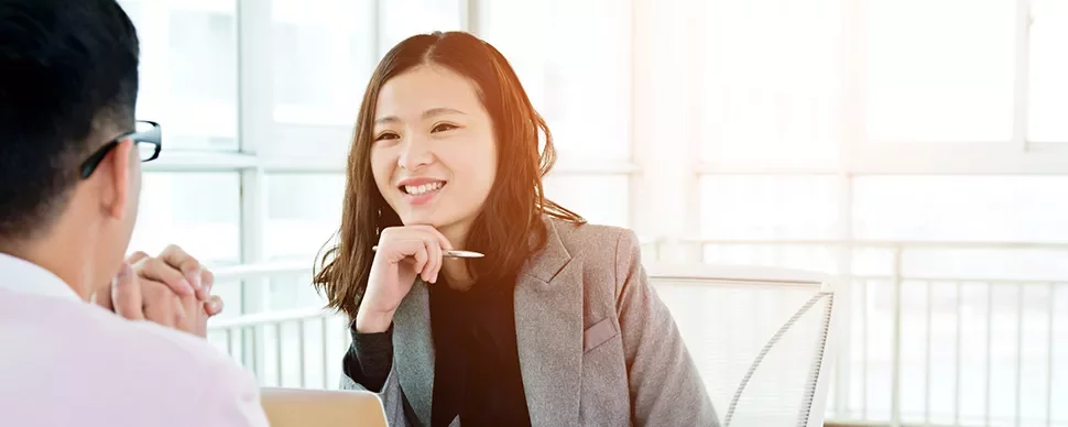 兩人在明亮的辦公室裡交談